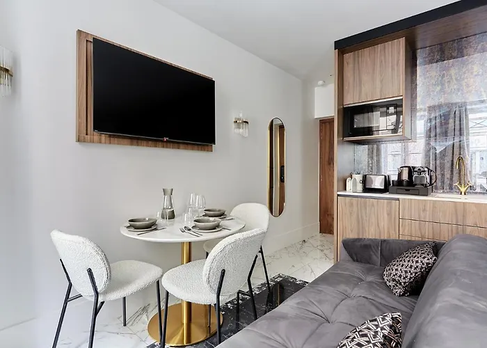 Louvre Museum By Prestige *