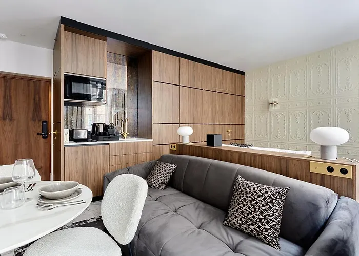 Louvre Museum By Prestige *