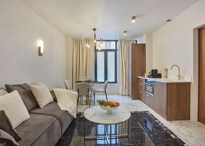 Louvre Museum By Prestige