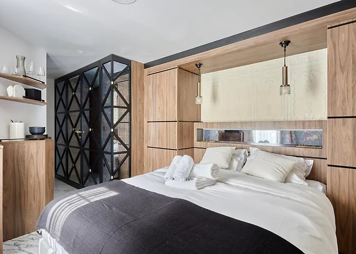 Louvre Museum By Prestige