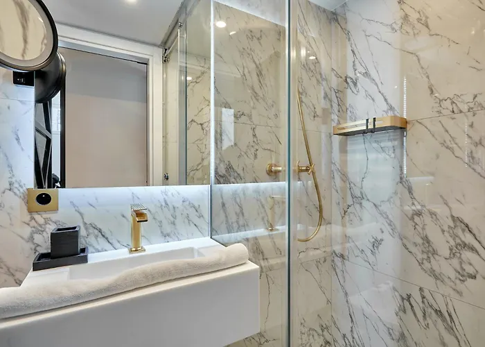 Louvre Museum By Prestige