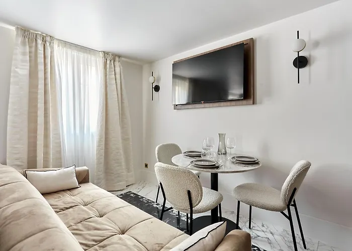 Louvre Museum By Prestige