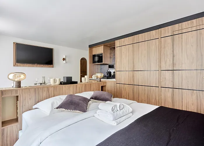 Louvre Museum By Prestige *