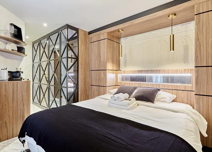 Louvre Museum By Prestige